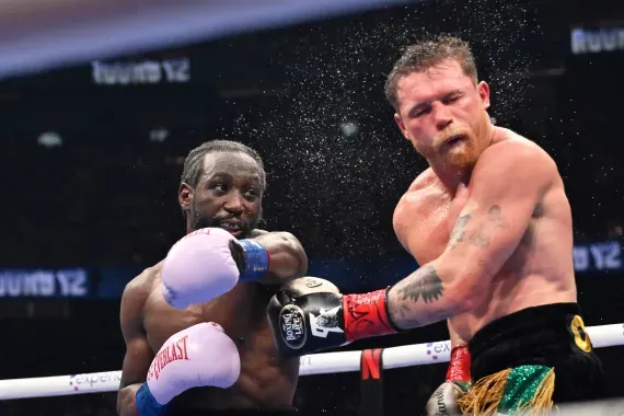 Terence Crawford domina a Canelo Álvarez y hace historia en el boxeo