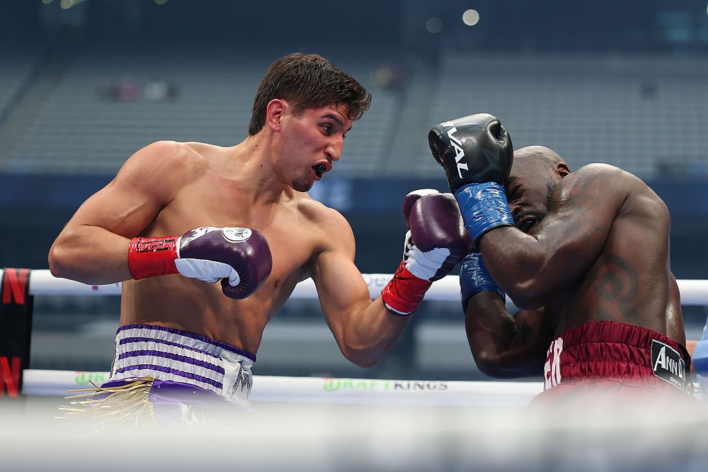 マルコ・ベルデ、ソナ・アカレを4回TKO カネロ対クロフォード戦の